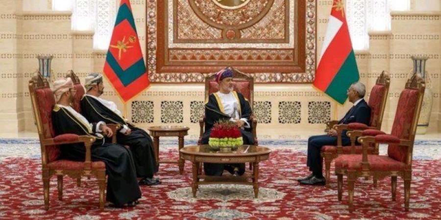 السفير المصري يقدم أوراق اعتماده إلى سلطان عُمان - المصدر 24