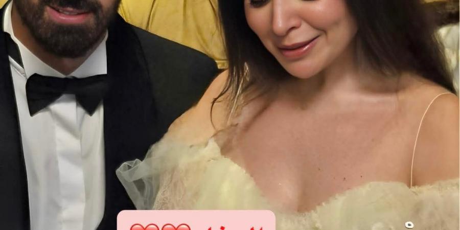 كان نفسها تكون موجودة معاها.. مي عز الدين تحمل صورة والدتها بعقد قرانها - المصدر 24