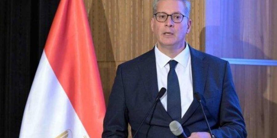 البترول: التحقيق في واقعة سقوط برج أحد أجهزة الحفر.. وخروج اثنين من المصابين الثلاثة - المصدر 24