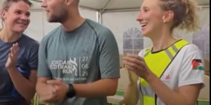 بالفيديو .. أجانب يشاركون أردنيين رقصة "الدحية" في عبدون - المصدر 24