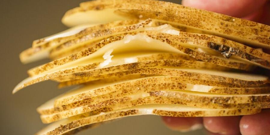 البطاطا في الجوارب.. صيحة غريبة تنتشر على "تيك توك" لعلاج البرد.. ما صحتها؟! - المصدر 24