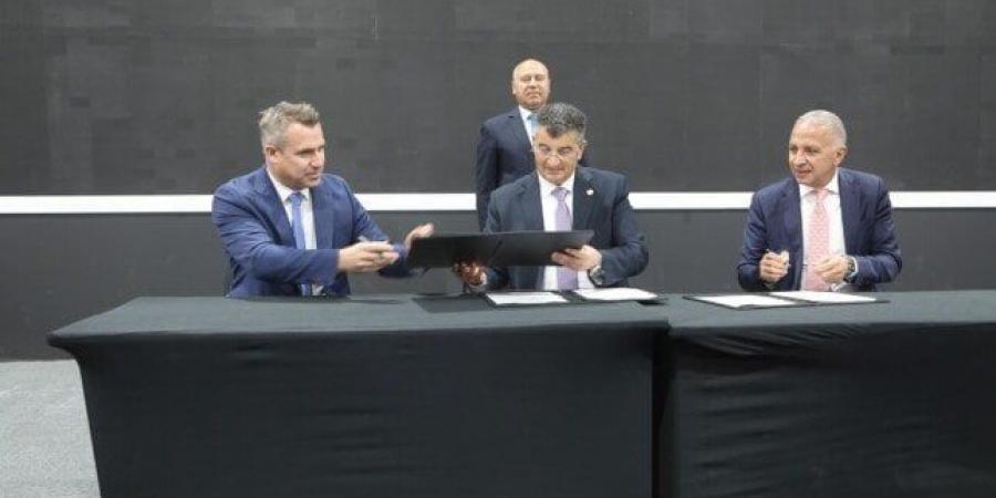 كامل الوزير يشهد توقيع عقد إدارة وتشغيل شبكة القطار الكهربائي السريع - المصدر 24