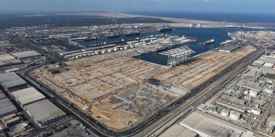 أحدث تصوير جوى يكشف تقدم أعمال محطة "تحيا مصر 1" للحاويات بميناء دمياط.. صور - المصدر 24