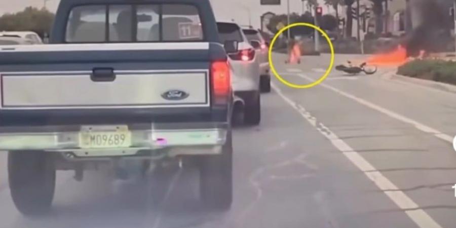 مشهد مرعب.. مراهق يتحول لكتلة من اللهب بعد انفجار دراجته النارية - المصدر 24