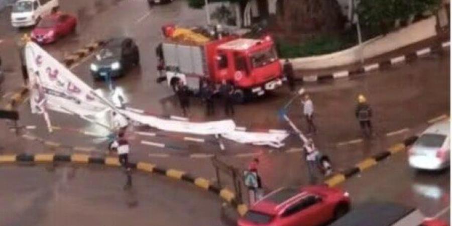 سقوط أعمدة إنارة ولافتات انتخابية ببورسعيد بسبب موجة الطقس السيئ - المصدر 24