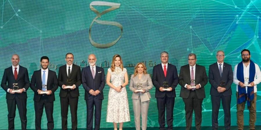 مندوبا عن الملك والملكة، الأمير طلال يكرم الفائزين بجائزة الحسين لأبحاث السرطان - المصدر 24