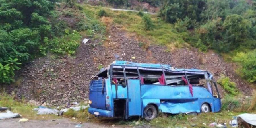 مصرع 2 وإصابة 23 فى انقلاب أتوبيس رحلات على الصحراوى الغربى جنوب إسنا - المصدر 24