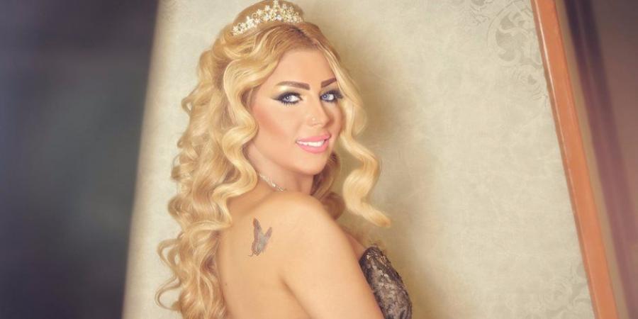 سارة خليفة تنهار باكية داخل قفص المحكمة وأحد أفراد أسرتها يحاول تهدئتها - المصدر 24