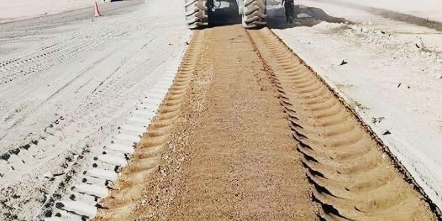 بدء أعمال رفع كفاءة وتطوير طريق مرسى علم-ادفو من الكيلو ٦٠ إلى الكيلو ٧٢ غرب - المصدر 24