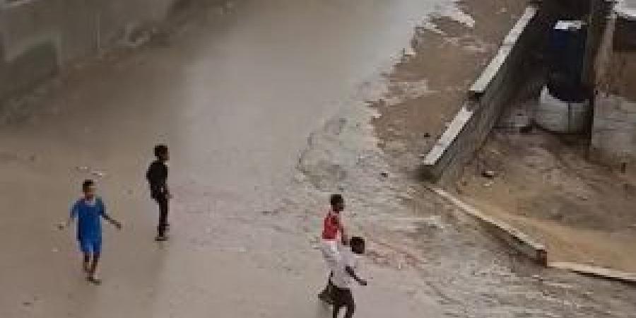 بالفيديو .. أطفال في إربد يرقصون "الدبكة" فرحًا بنزول المطر - المصدر 24