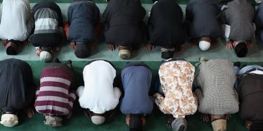 أمريكي يعتدي على شباب مسلمين أثناء الصلاة في ولاية تكساس.. فيديو - المصدر 24