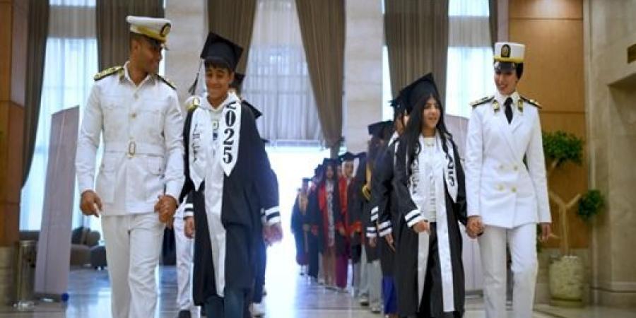 تسليمهم شهادات تقدير وكؤوس التفوق.. الداخلية تُكرم المتفوقين من أبناء شهداء الشرطة|صور - المصدر 24