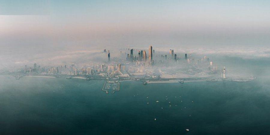 الكويت تتحول إلى لوحة جمالية فريدة بعد تشكل السحب والضباب المنخفض - المصدر 24