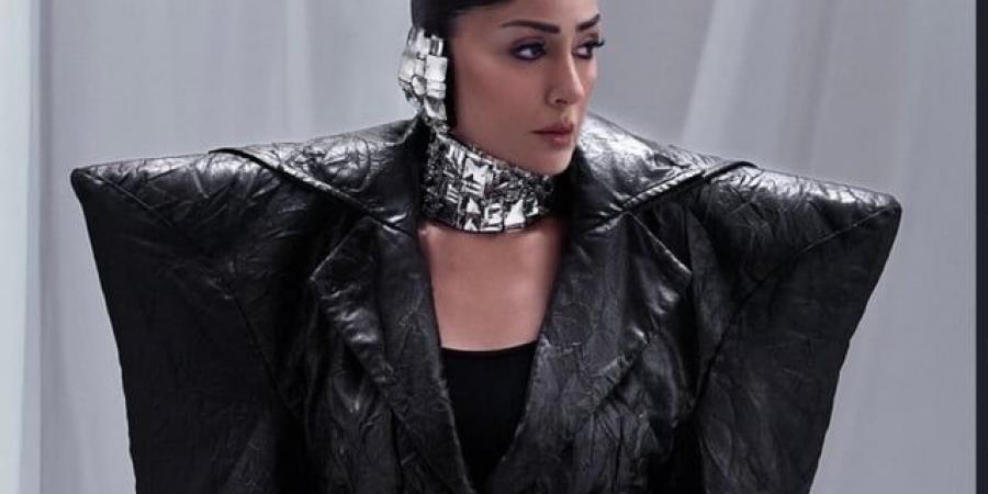 غادة عبد الرازق تثير الجدل بشعر مبلل وإطلالة غريبة وجريئة - المصدر 24