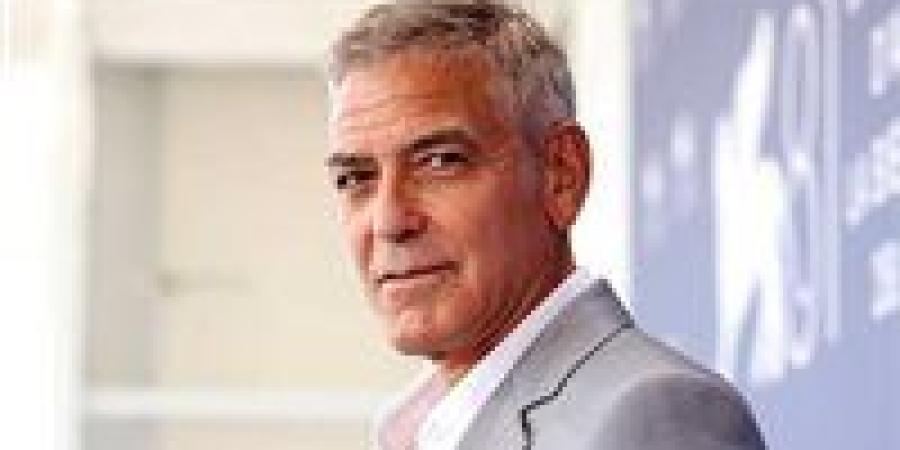 جورج كلوني يتحدى الزمن ويحتضن الشيب بروح مرحة وحيلة صغيرة - المصدر 24