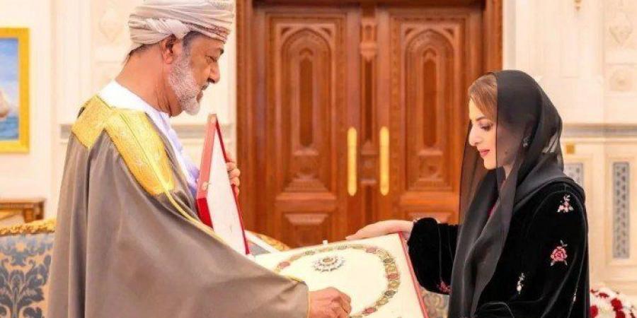 السلطان هيثم بن طارق يمنح السيدة الجليلة وسام الشرف الأعظم - المصدر 24