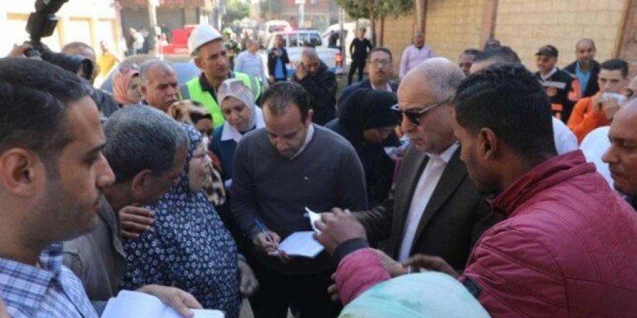 محافظ المنيا يوزع سلعاً غذائية على الأسر الأكثر احتياجاً خلال جولته في أبوقرقاص - المصدر 24