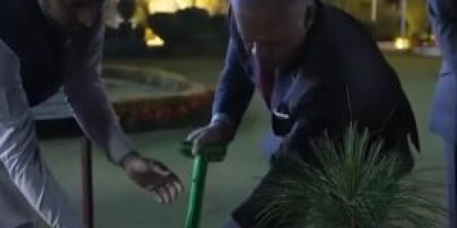 لماذا زرع الملك شجرة في باكستان؟ (فيديو) - المصدر 24