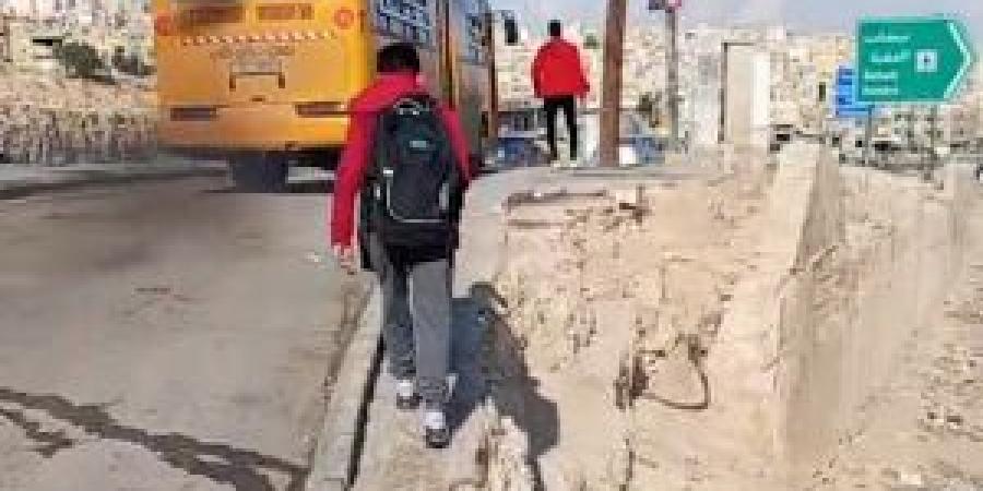 "رصيف" مُنهار يُهدد أرواح طلاب المدارس في الرصيفة .. ومناشدات لم تجد استجابة منذ عام ونصف (فيديو) - المصدر 24