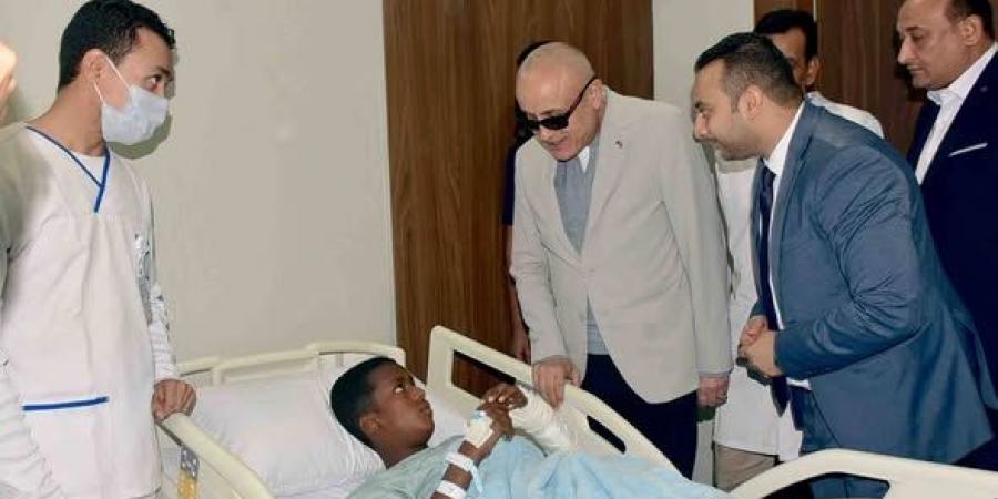 محافظ الأقصر يزور الأطفال المصابين في حادث أتوبيس إسنا ويصرف مساعدات فورية لأسرهم - المصدر 24