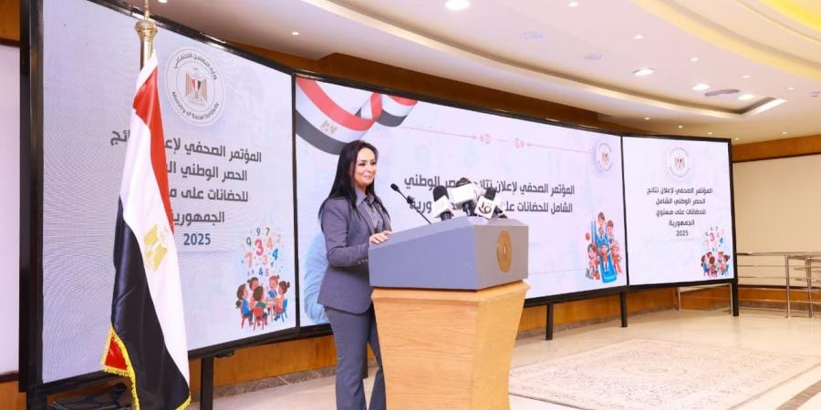 الحب والإخوة بين المسلم والمسيحي..سيدة مسيحية تدخل سحب عمرة لصديقتها المسلمة - المصدر 24