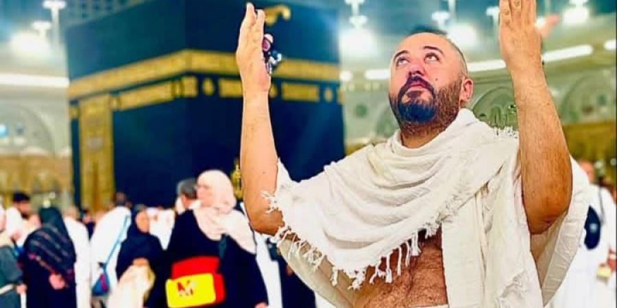 الحمدلله الذي أتم عليا نعمته.. عمرو عبد العزيز يشارك صورا من أمام الكعبة - المصدر 24