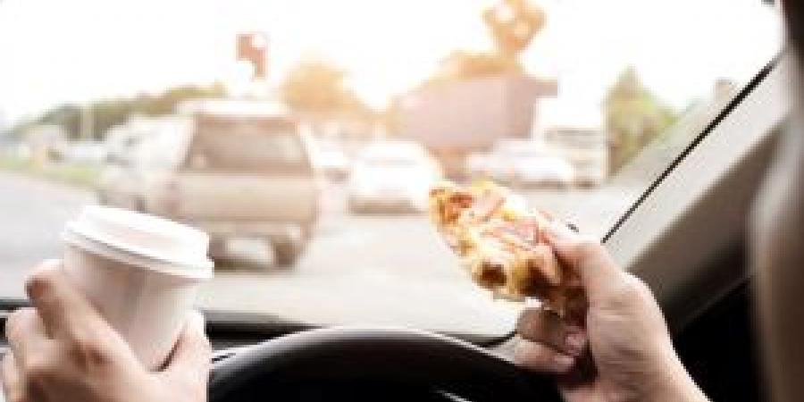 هل الأكل والشرب بالسيارة يعد مخالفة؟ - المصدر 24