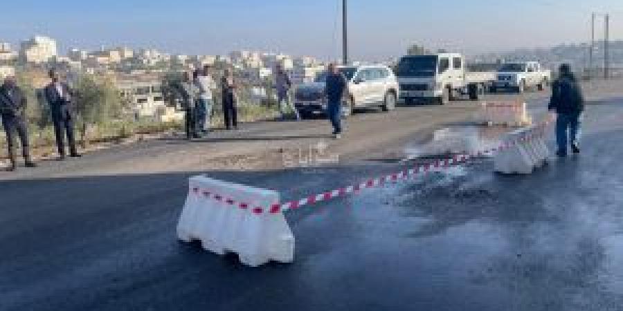 بعد أيام من تعبيده .. إعادة حفر طريق في منطقة أيدون .. صور - المصدر 24