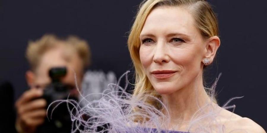 كيف نسقت كيت بلانشيت إطلالتها بالريش مع المكياج الوردي؟ - المصدر 24