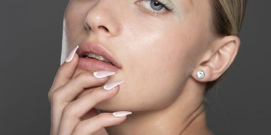 4 طرق طبيعية للتخلص من الجلد الداكن حول الأظافر - المصدر 24