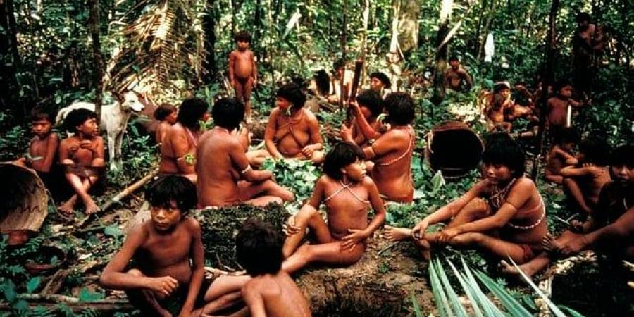 قبيلة لا تزال تعيش عارية تمامًا في القرن 21: نافذة على حياة بدائية - المصدر 24