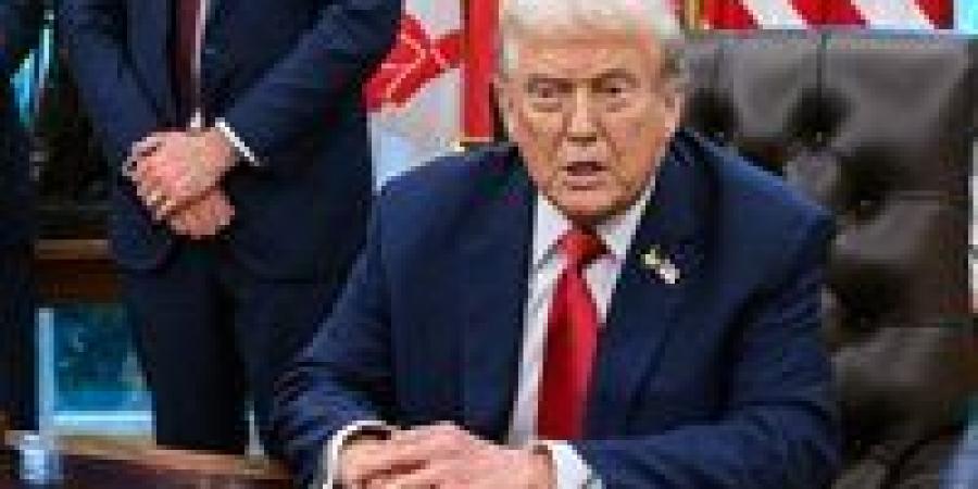 ترامب يخفي كدمة غامضة على يده ووسائل الإعلام تثير التساؤلات حول صحته - المصدر 24