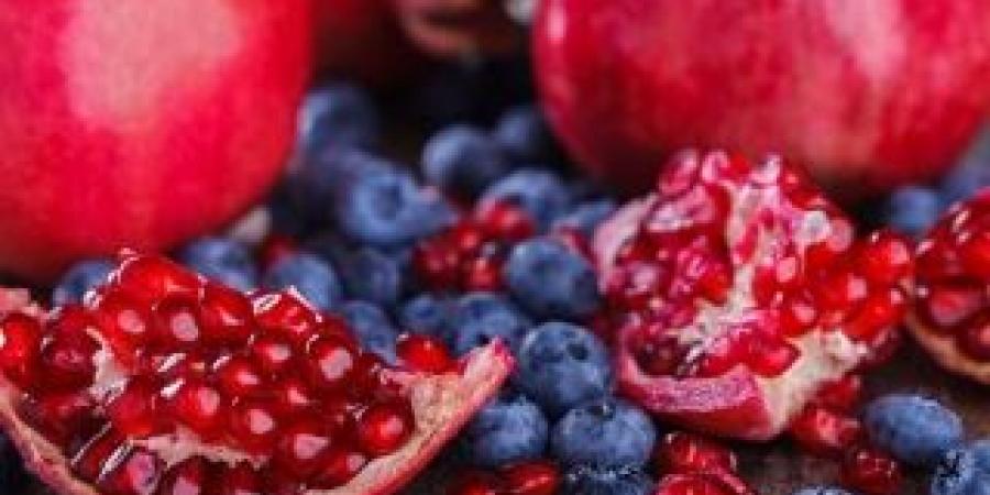 الرمان أم التوت الأزرق.. أيهما يمنح قلبك درعًا أقوى ضد الأمراض؟ - المصدر 24
