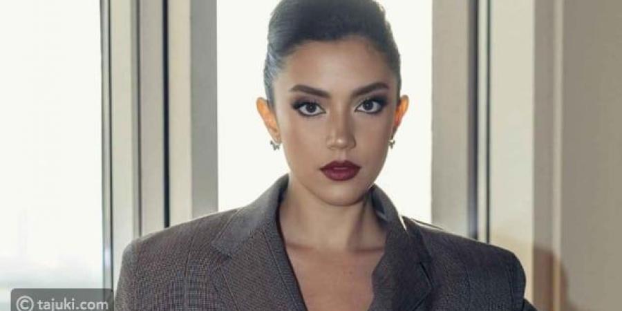 ستيفاني عطالله تعيد إحياء أسلوب الريترو بشعر كيرلي مدرج - المصدر 24