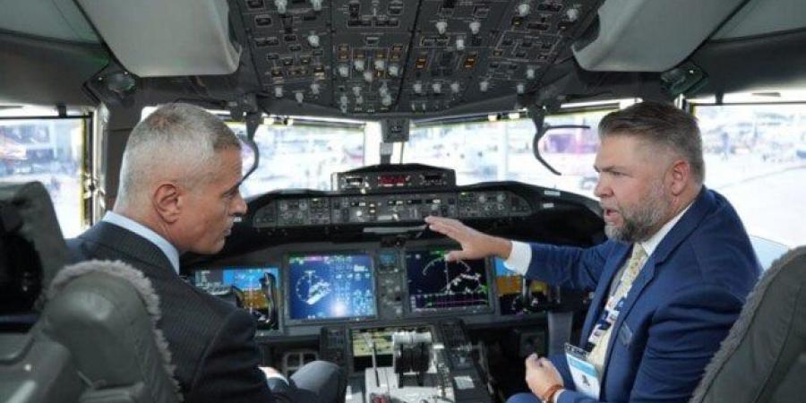 رئيس مصر للطيران يتفقد طائرة «Boeing 777X» أثناء مشاركتها في العرض الثابت بمعرض دبي للطيران 2025 - المصدر 24