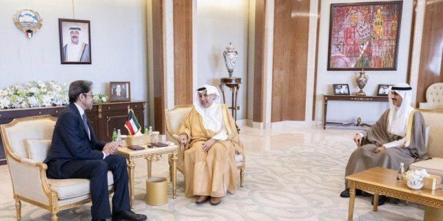 وزير شؤون الديوان الأميري ورئيس ديوان سمو ولي العهد يستقبلان سفراء تونس وليبيا وبنين والصومال - المصدر 24