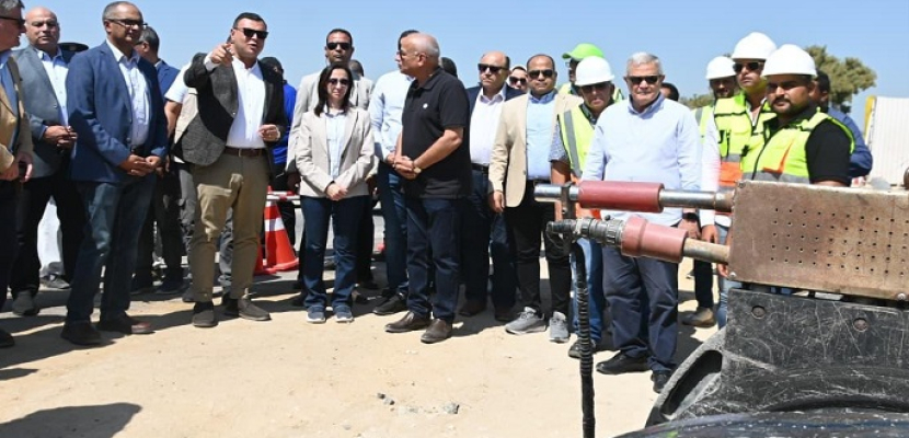 عاجل اخبار مصر | وزير الإسكان ومحافظ البحيرة يتفقدان مشروع ازدواج خط مياه وادى النطرون