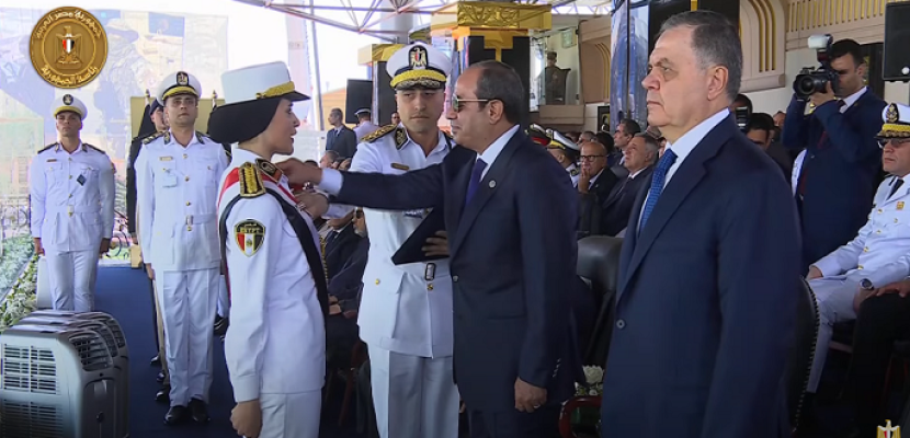 عاجل اخبار مصر | بالفيديو .. الرئيس السيسى يمنح أوائل خريجى كلية الشرطة والدراسات العليا ومركز بحوث الشرطة نوط الامتياز من الطبقة الثانية