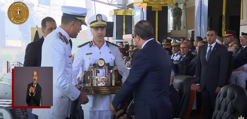 عاجل اخبار مصر | رئيس أكاديمية الشرطة يهدى الرئيس السيسى مجسمًا تذكاريًا يُجسد الرموز الوطنية