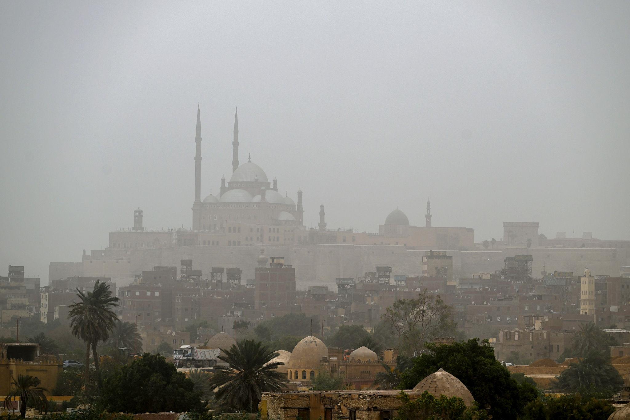حالة الطقس غدًا الاثنين 16-2-2026 في مصر.. الأرصاد تطلق تحذيرًا عاجلًا: أمطار متقطعة ورياح مثيرة للرمال تضرب هذه المناطق!