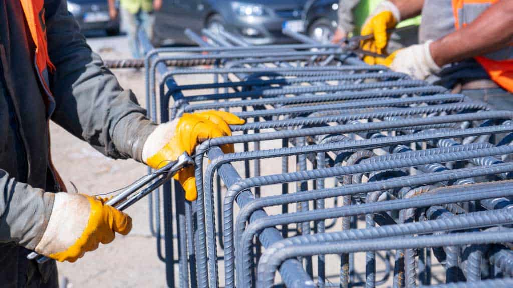 سعر طن حديد عز سعر الحديد اليوم في مصر الخميس 16 أبريل 2026 تراجع جديد في حديد عز والاستثماري وأسعار الأسمنت تسجل انخفاضًا ملحوظًا بسوق مواد البناء