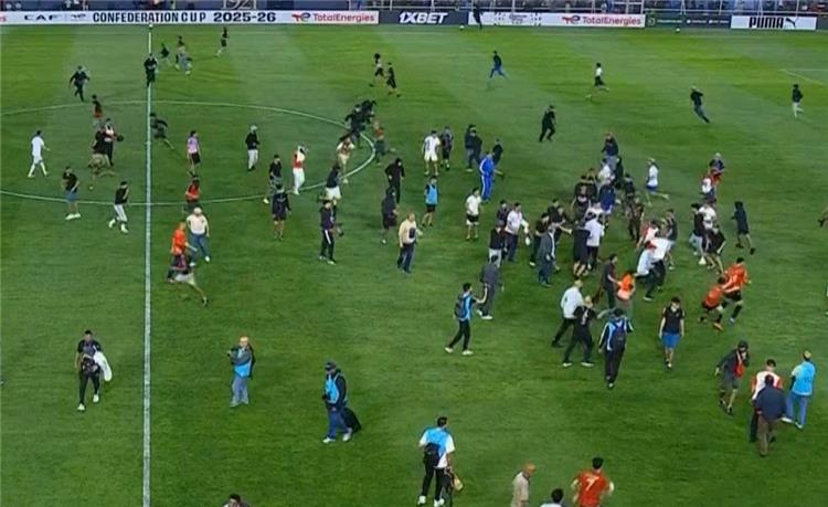 شغب جماهيري يوقف مباراة اتحاد العاصمة وأولمبيك آسفي في نصف نهائي الكونفدرالية.. اقتحام الملعب وتأجيل اللقاء رسميًا قبل مواجهة الزمالك المنتظرة