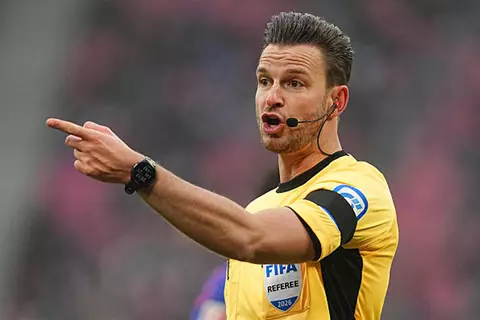 من هو حكم مباراة الأهلي وبيراميدز اليوم في الدوري المصري 2026؟ السيرة الكاملة لدانيال شلاجر وأرقامه المثيرة للجدل قبل القمة المنتظرة