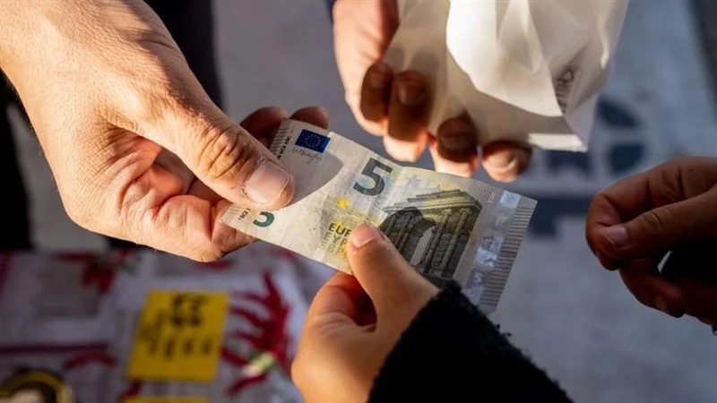 سعر اليورو في البنك الأهلي المصري وبنك مصر مقابل الجنيه اليوم السبت 2 مايو 2026 في البنوك المصرية.. تحديث لحظي لأسعار البيع والشراء واستقرار سوق الصرف