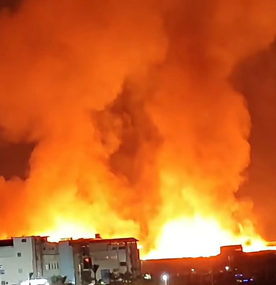 عاجل حريق بمصنع فى العبور والحماية المدنيه تتدخل
